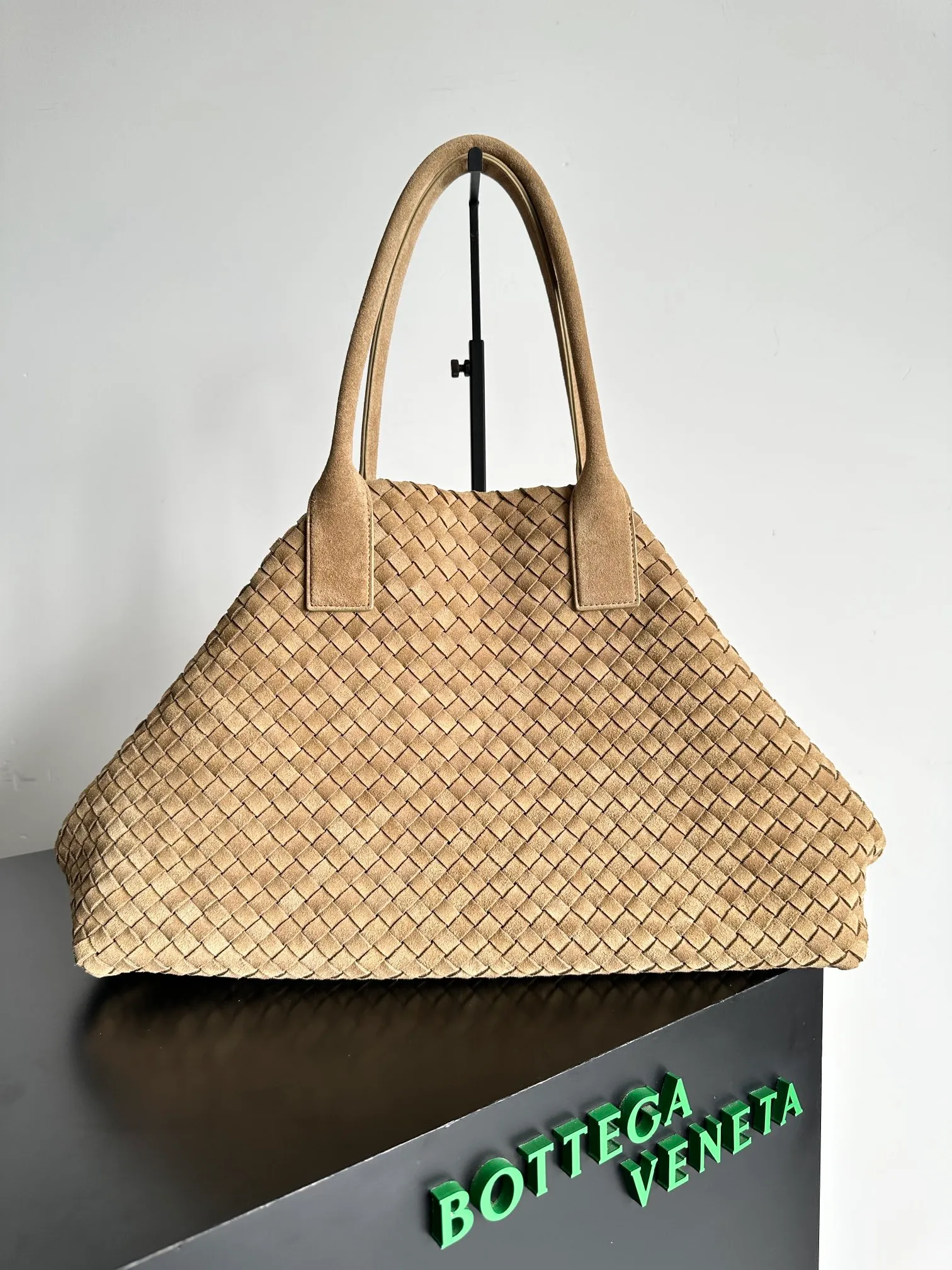 Batch 2860 Classic returns... (large size 51cm) • Cabat, born in 2001, is one of the most iconic styles of the Bottega Veneta workshop. The whole bag is made of top-grade imported lambskin. There is no exposed logo on the whole bag, but with the classic wide woven elements, you can tell who it belongs to at a glance! Can be carried on one shoulder, very practical! Style number: 608811 Size: 51*18*28